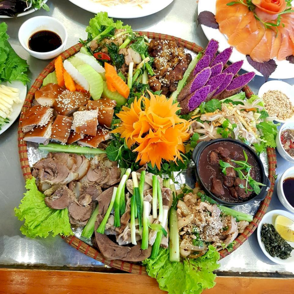 Mẹt thịt lợn cắp nách